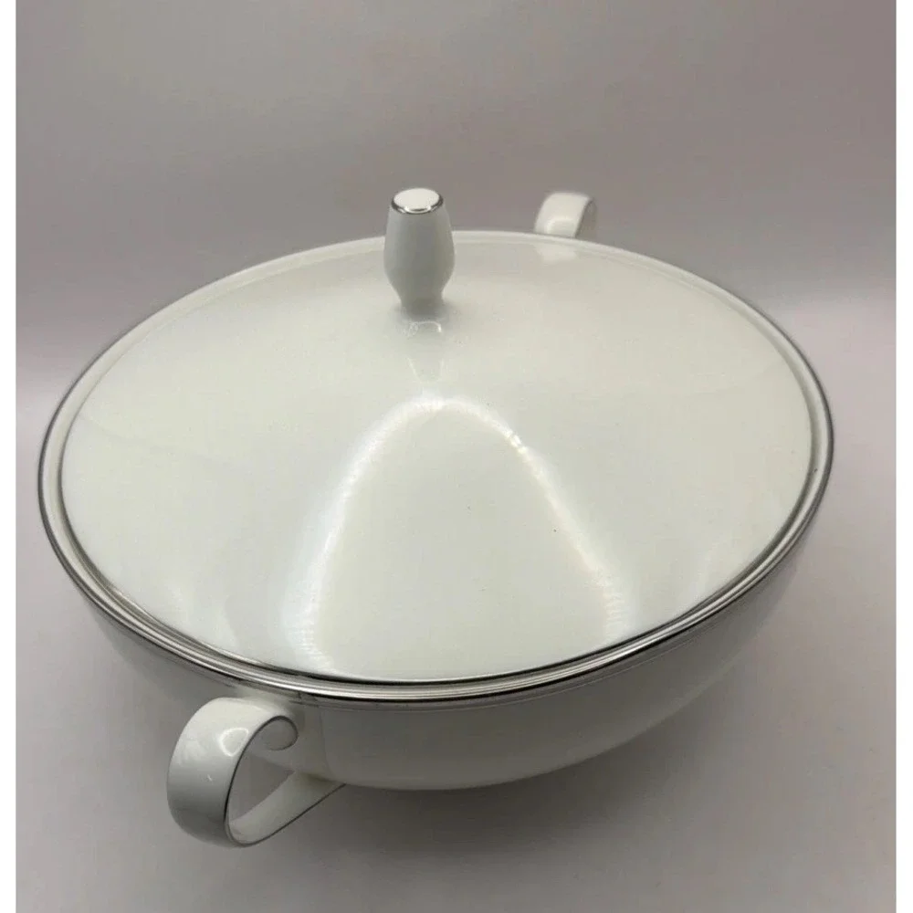 Mikasa Wellesley Covered Casserole Fine Bone China Platinum Trim VTG 8.5
